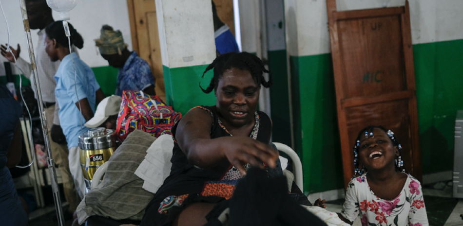 Younaika se ríe junto a su madre Jertha Ylet, en el Hospital General de Les Cayes, Haití. AP/