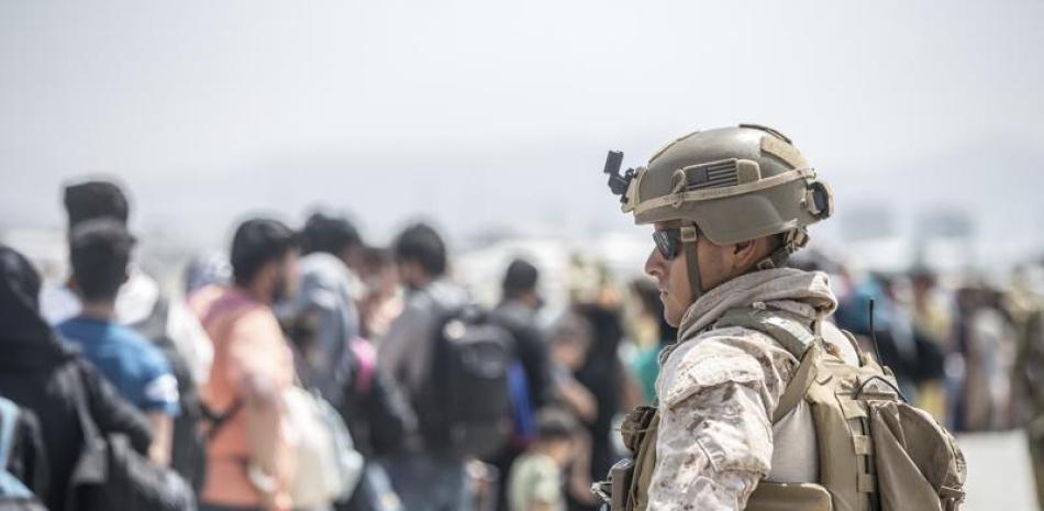 En la foto del 22 de agosto de 2021 distribuida por los Marines, un efectivo de la fuerza especial ayuda a la evacuación en el Aeropuerto Internacional Hamid Karzai de Kabul, Afganistán. (Sargento Samuel Ruiz/U.S. Marine Corps via AP)