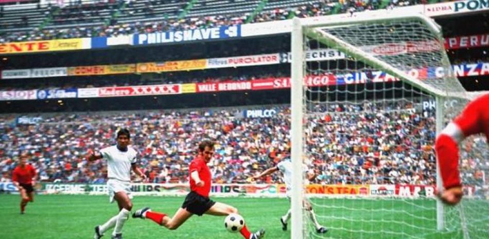 En esta foto del 3 de junio de 1970, Wilfried Jan Van Moer anota el segundo gol de Bélgica en la victoria 3-0 ante El Salvador en la Copa Mundial de México.