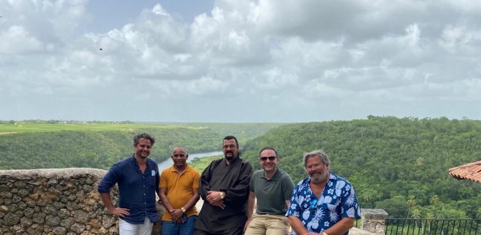 Steven Seagal y varios dominicanos con el río Chavón detrás. Al actor le encantó el área del anfiteatro Altos de Chavón.