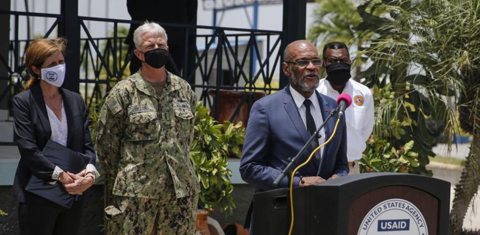 El primer ministro interino de Haití, Ariel Henry, habla durante una conferencia de prensa en el aeropuerto internacional de Puerto Príncipe, el jueves 26 de agosto de 2021. (AP Foto/Joseph Odelyn)