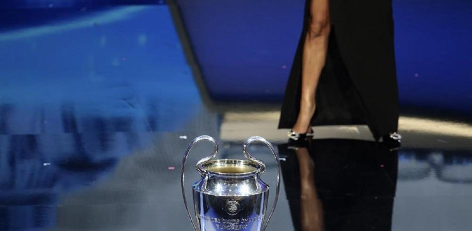 El trofeo de la Liga de Campeones durante el sorteo de la fase de grupos, el jueves 26 de agosto de 2021, en Estambul.