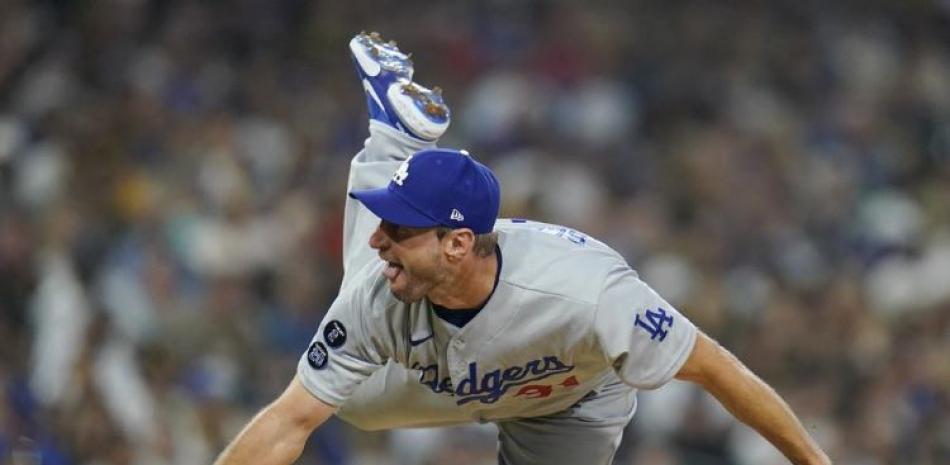 El abridor de los Dodgers de Los Ángeles, Max Scherzer, lanza contra los Padres de San Diego en la cuarta entrada del partido en San Diego.