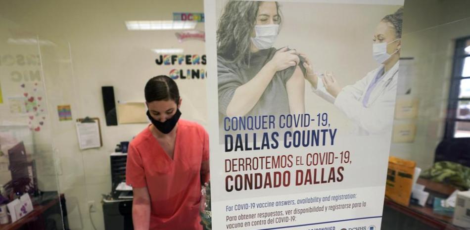 Una enfermera del Departamento de Salud y Servicios Humanos del condado Dallas completa papeleo tras aplicar vacunas de Pfizer contra el COVID-19 en un centro de inoculación en Dallas, Texas, el jueves 26 de agosto de 2021. (AP Foto/LM Otero)