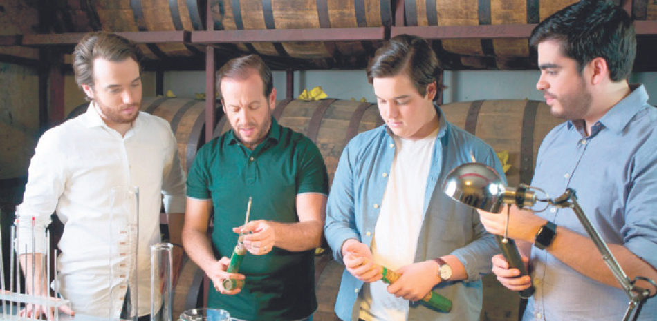 Julián y los nietos de don Miguel, Manuel, Rodrigo y Julián Jr., innovan al colocar una pieza de roble dentro de cada botella, algo nunca hecho en el país.