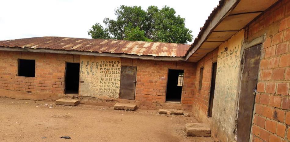 Esta fotografía de archivo del martes 1 de junio de 2021 muestra los salones de clase de la escuela islámica Salihu Tanko de la que fueron secuestrados numerosos alumnos menores de edad en Tegina, Nigeria. (AP Foto/Mustapha Gimba, Archivo)