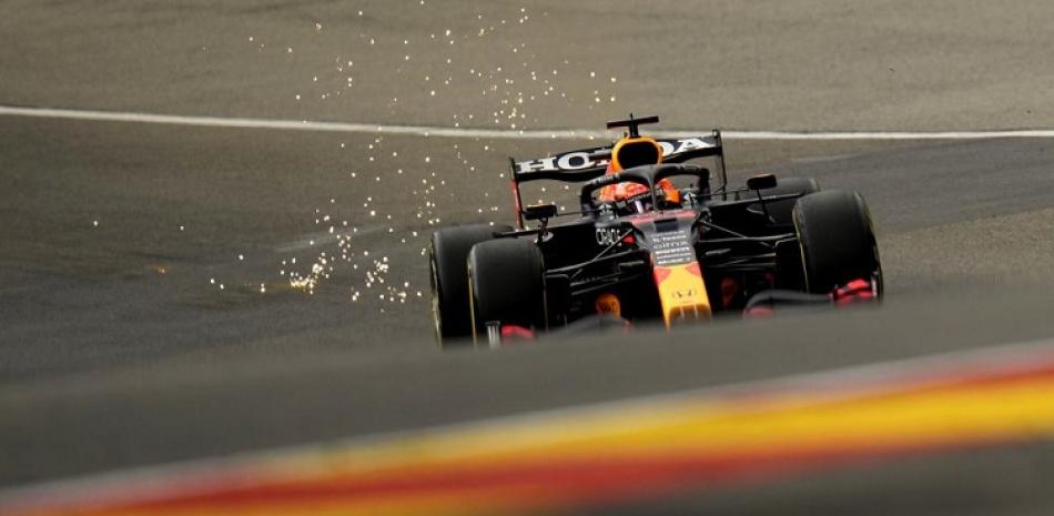 El piloto holandés Max Verstappen, de Red Bull, conduce en la segunda sesión de práctica para el Gran Premio de Bélgica de la Fórmula Uno.