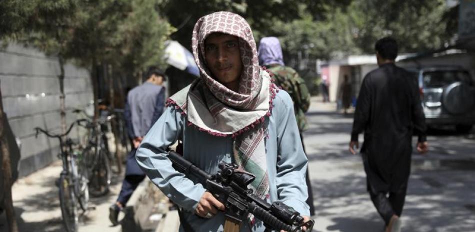 Un combatiente talibán monta guardia en un puesto de control en el barrio de Wazir Akbar Khan en la ciudad de Kabul, Afganistán, el domingo 22 de agosto de 2021.

Foto: AP / Rahmat Gul