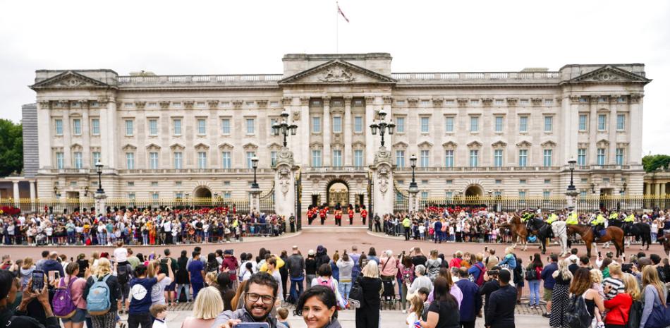 Personas observan la ceremonia de Cambio de Guardia en el Palacio de Buckingham, Londres, el lunes 23 de agosto de 2021.

Foto: AP/Alberto Pezzali