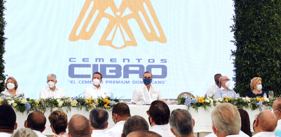 El Presidente Abinader inaugura planta de cemento