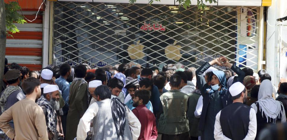 Afganos esperan durante horas para retirar dinero ante el Banco de Kabul, en Kabul, Afganistán, el 28 de agosto de 2021.

Foto: AP/Khwaja Tawfiq Sediqi