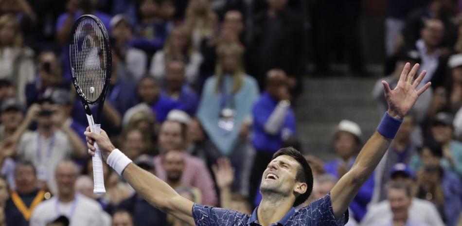 Novak Djokovic, de Serbia,  en la final del Abierto de Estados Unidos en Nueva York en 2018. Djokovic busca su título 21 en un major. (AP Foto/Julio Cortez, Archivo)