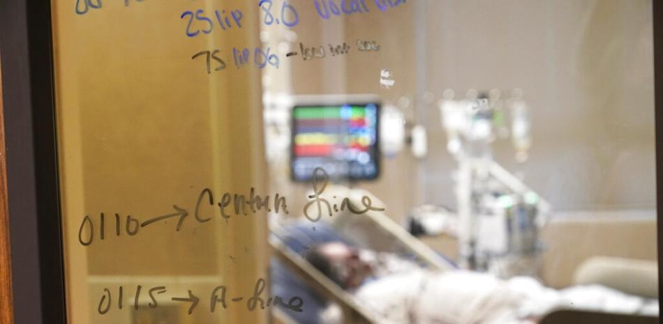 En esta imagen del miércoles 18 de agosto de 2021, anotaciones médicas escritas en la ventana de la habitación de un paciente de COVID-19 en cuidados intensivos del Centro Médico Willis-Knighton en Shreveport, Luisiana.

Foto: AP/Gerald Herbert, Archivo