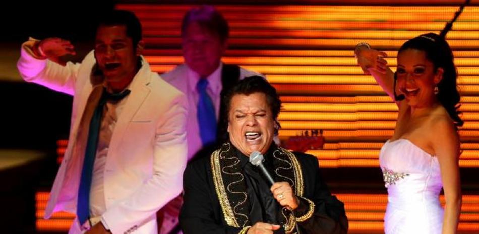 Fotografía de archivo fechada el 19 de octubre de 2013 que muestra al cantante y compositor mexicano Juan Gabriel en un concierto en Guadalajara, México. (Foto: EFE/Ulises Ruiz Basurto/Archivo).