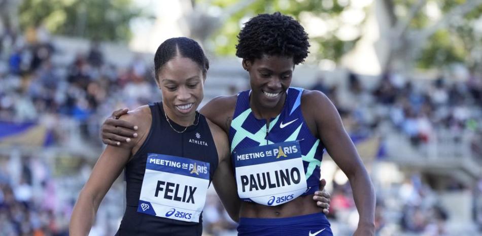 La dominicana Marileidy Paulino abraza a la estadounidense Allyson Felix, tras ganar los 400 metros en el encuentro de la Liga de Diamante en París, el sábado 28 de agosto de 2021 (AP Foto/Francois Mori)