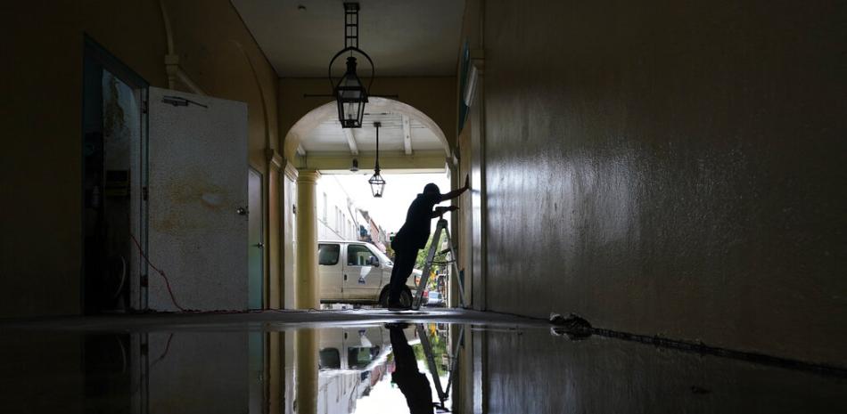 Un trabajador coloca tableros de madero en ventanas y puertas de un negocio en el Barrio Francés de Nueva Orleans, dentro de los preparativos para la llegada del huracán Ida, el sábado 28 de agosto de 2021.

Foto: AP/Eric Gay