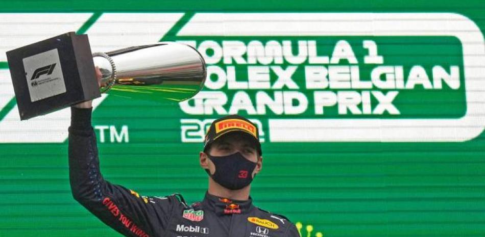 Max Verstappen levanta el trofeo tras ganar el Gran Premio de Bélgica