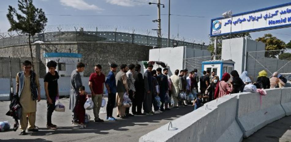 Personas a las afueras del aeropuerto de Kabul. / AFP
