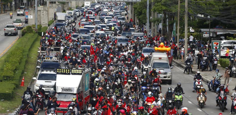 La protesta con vehículos en Bangkok, Tailandia, el 29 de agosto del 2021.

Foto: AP/Anuthep Cheysakron