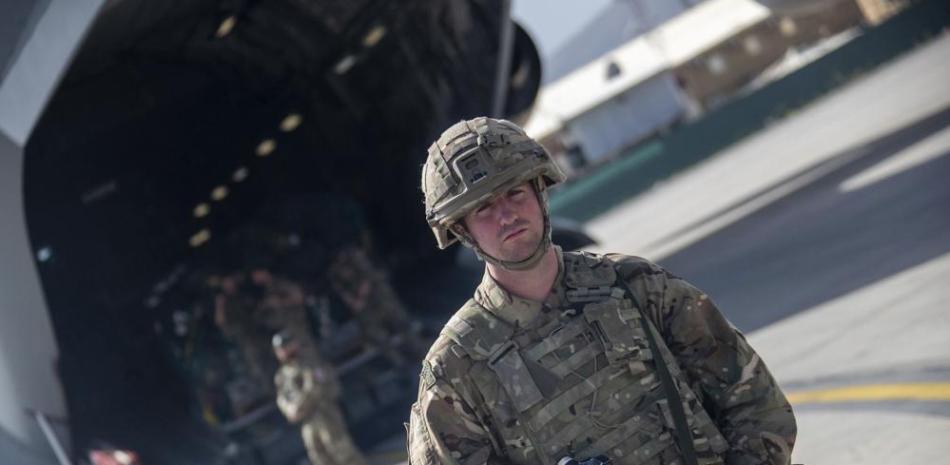 Personal militar británico embarcando una aeronave A400 en Kabul, Afganistán. (Jonathan Gifford/MoD via AP)