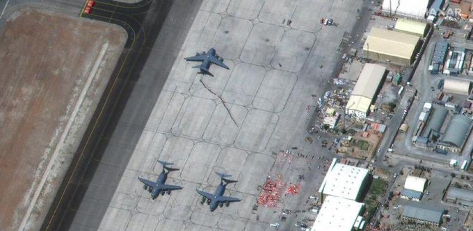 En esta imagen satelital proveída por Maxar Technologies se ve a personas subiendo a un avión en el Aeropuerto Internacional Hamid Karzai, en Kabul, Afganistán, el viernes 27 de agosto de 2021.

Foto: Satellite Image ©2021 Maxar Technologies vía AP
