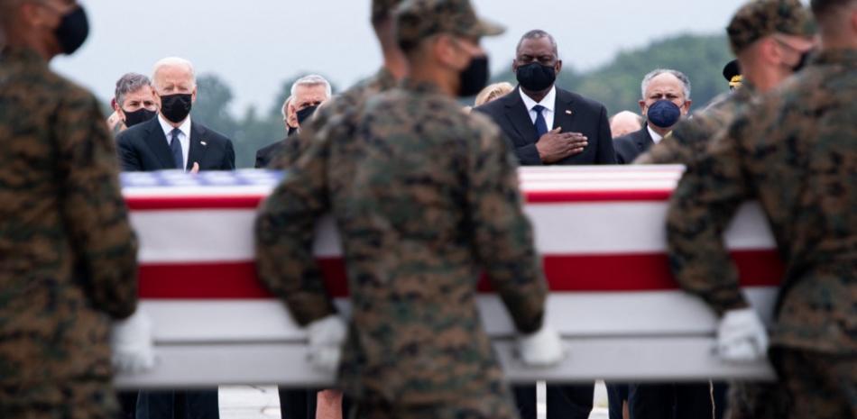 Joe Biden frente a los cuerpos de los militares caídos. / AP