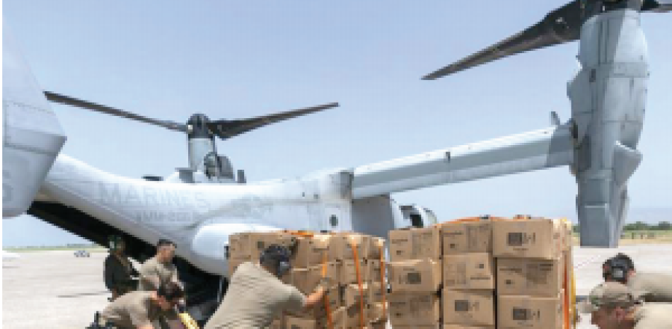 Varios militares cargan cajas de comida en un avión VM-22 Osprey en el Aeropuerto Internacional de Toussaint Louverture, el sábado pasado. AP