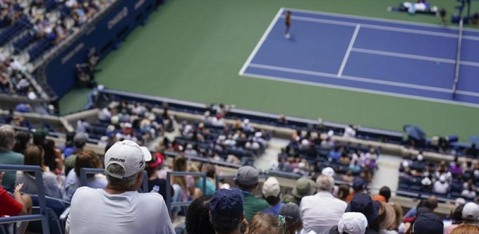 Espectadores observan el partido entre Madison Keys y Sloane Stephens durante la primera ronda del Abierto de Estados Unidos de tenis.