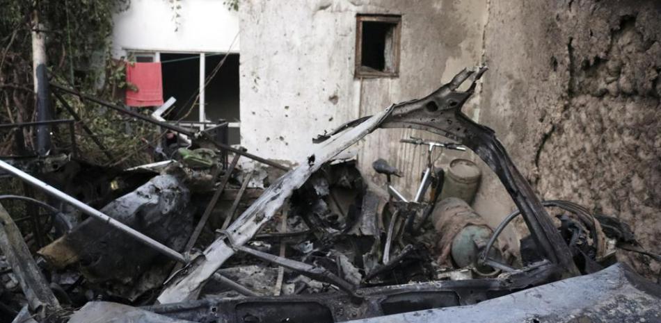 Esta fotografía muestra un vehículo destrozado luego de un ataque aéreo estadounidense perpetrado el domingo 29 de agosto de 2021, en Kabul, Afganistán. (AP Foto/Khwaja Tawfiq Sediqi)