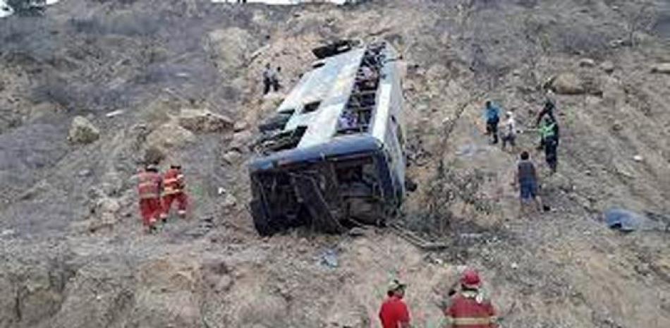 En esta foto entregada por la policía de autopistas de Perú, agentes y trabajadores de socorro laboran en el lugar donde un autobús se estrelló en Piura, el sábado 15 de febrero de 2020. Al menos ocho hinchas del Barcelona de Ecuador perecieron

Foto: Highway Police, via AP