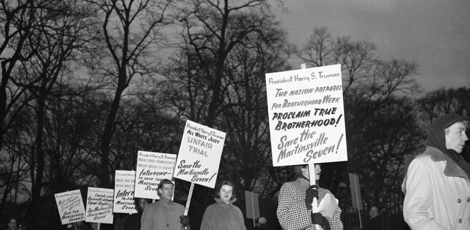 Marcha el 30 de enero de 1951 frente a la Casa Blanca para pedir al entonces presidente Harry Truman que detenga la ejecución de siete hombres negros condenados a muerte en Virginia por violar a una mujer blanca.

Foto: AP/Henry Burroughs