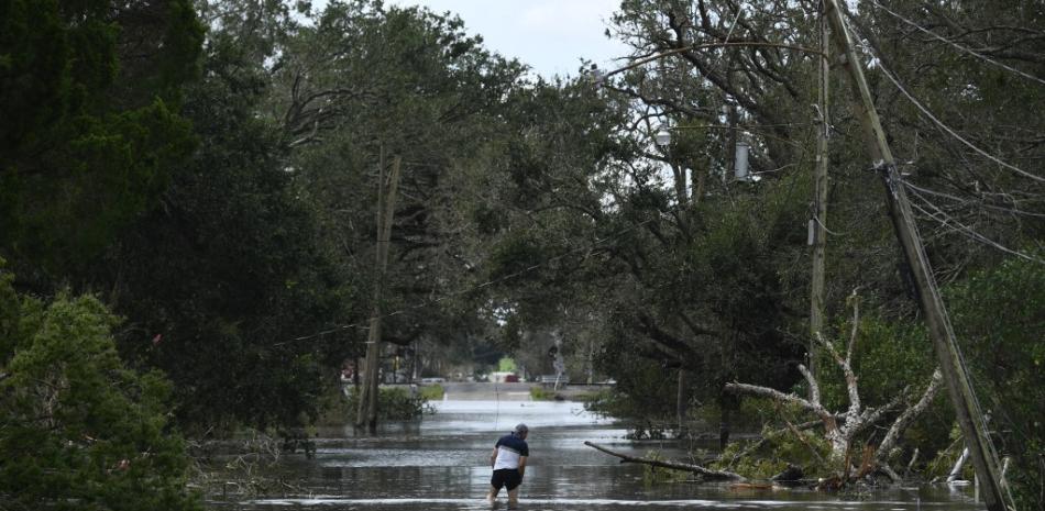 Una persona atraviesa las aguas de la inundación en Norco, Louisiana después de que el huracán Ida tocó tierra. El poderoso huracán Ida azotó el estado sureño de Luisiana, incluida toda Nueva Orleans. Patrick T. FALLON / AFP