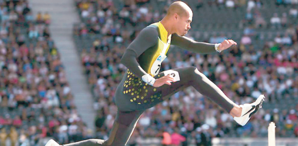 El doble campeón olímpico de los 400 metros con vallas, el dominicano Félix Sánchez, salta una valla en una de sus participaciones en la Golden League.