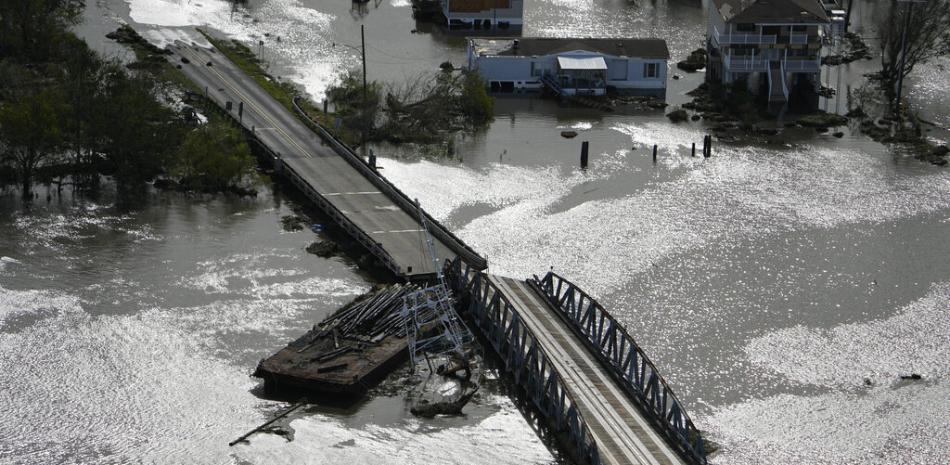 Una barcaza dañó un puente que separa Lafitte, Luisiana, y Jean Lafitte tras el paso del huracán Ida, el 30 de agosto de 2021, en Luisiana.

Foto: AP/David J. Phillip
