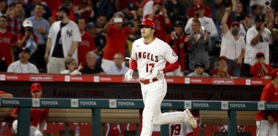 Shohei Ohtani, de los Angelinos de Los Ángeles, recorre las bases tras disparar un bambinazo en el quinto inning frente a los Yanquis de Nueva York en Anaheim.