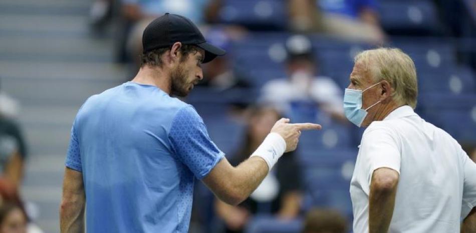 El británico Andy Murray discute con el umpire entre sets en el duelo ante el griego Stefanos Tsitsipas en el Abierto de Estados Unidos en Nueva York.