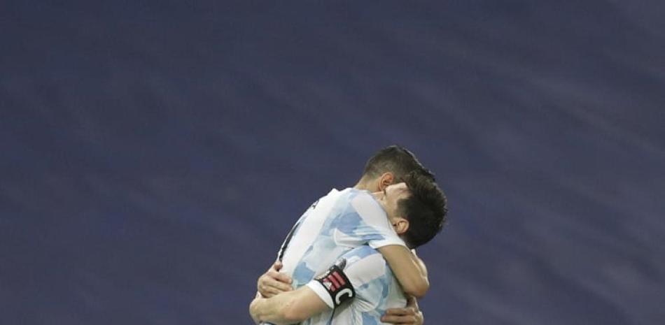 Angel Di María (izquierda) festeja con Lionel Messi tras anotar el primer gol de Argentina en la final de la Copa América, el sábado 10 de julio de 2021.