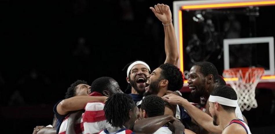 Los jugadores de Estados Unidos celebran su victoria ante Francia en la final del baloncesto masculino de los Juegos Olímpicos de Tokio.