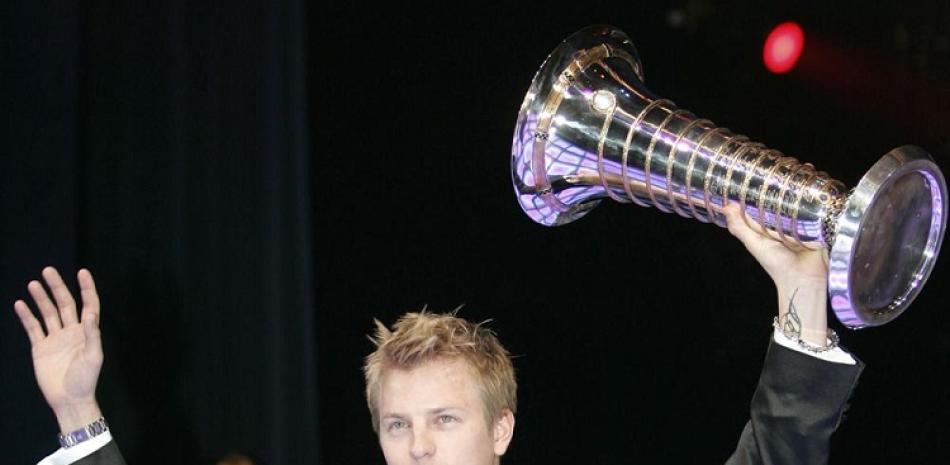 En esta foto del viernes 7 de diciembre de 2007, el piloto Kimi Raikkonen alza su trofeo de campeón mundial de la Fórmula Uno.