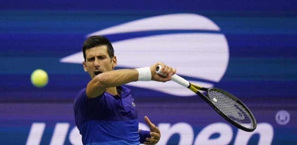 El serbio Novak Djokovic hace una devolución en la primera ronda del US Open.