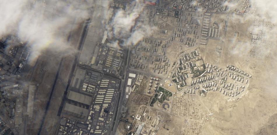 Este folleto imagen satelital obtenida el 31 de agosto de 2021 por cortesía de Planet Labs Inc. muestra el aeropuerto internacional de Kabul el 30 de agosto de 2021 en Kabul, Afganistán. Folleto / 2021 Planet Labs, Inc. / AFP