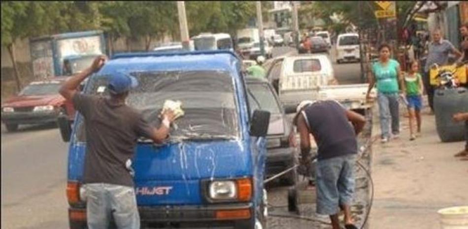 El desperdicio de agua preocupa en Santiago. ARCHIVO