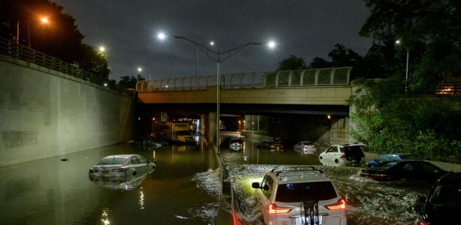 El agua de la inundación rodea a los vehículos después de las fuertes lluvias en una autopista en Brooklyn, Nueva York, a principios del 2 de septiembre de 2021, cuando las inundaciones repentinas y las lluvias récord traídas por los restos de la tormenta Ida barrieron el área.

Foto: Ed JONES / AFP