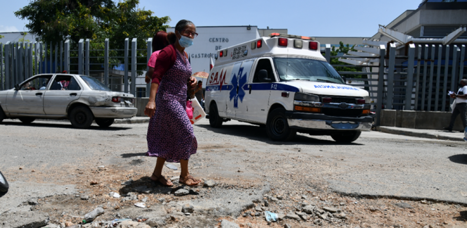 Una señora camina por una calle deteriorada frente a Ciudad Sanitaria. /JOSÉ ALBERTO