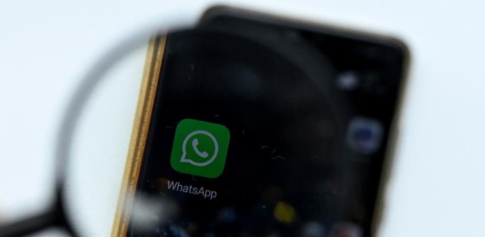 El logotipo de WhatsApp Messenger aparece en la pantalla de un teléfono en Moscú el 26 de agosto de 2021. Rusia ha multado a Facebook, Twitter y WhatsApp por no almacenar los datos de los usuarios rusos en los servidores locales, dijo el 26 de agosto el organismo de control de Internet del país, mientras las autoridades toman medidas. hacia las empresas extranjeras de Internet. Kirill Kudryavtsev / AFP