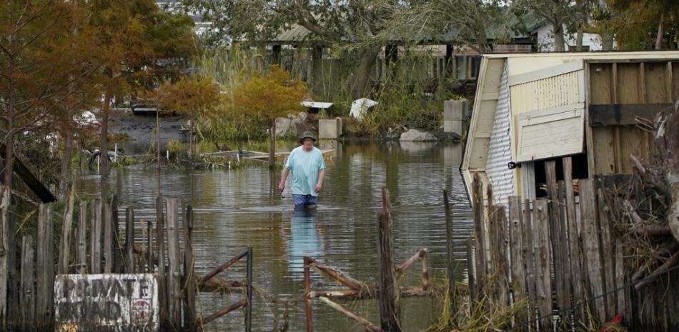 Un hombre camina por una calle inundada tras el paso del huracán Ida, el miércoles 1 de septiembre de 2021 en Lafitte, Luisiana.

Foto: AP/John Locher