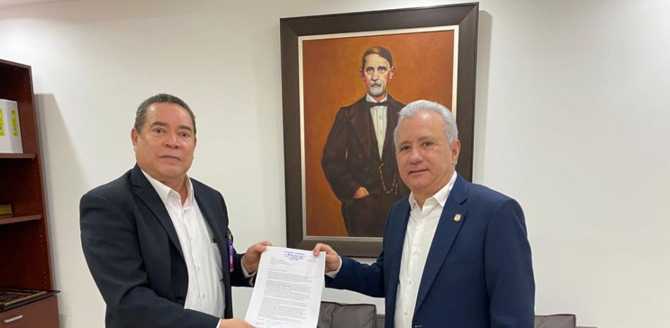 René Fortunato entrega carta al senador Antonio Taveras Guzmán, presidente de la Comisión Permanente de Justicia y Derechos Humanos del Senado.