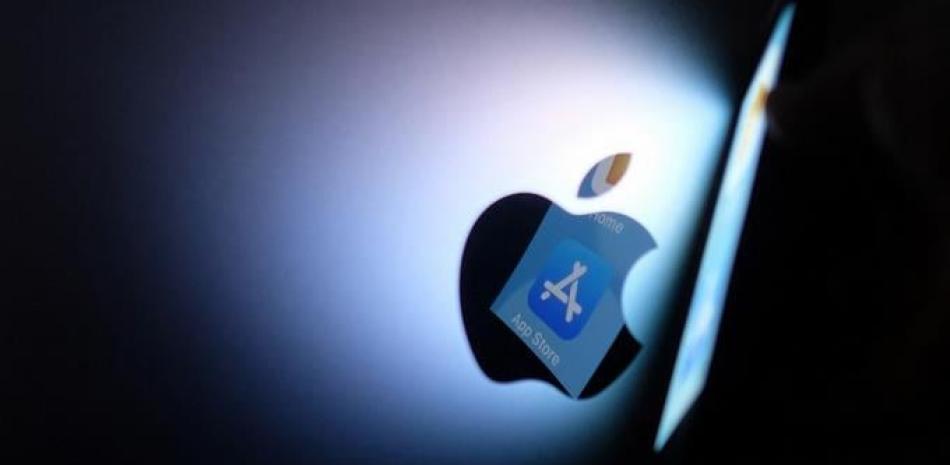 Esta foto ilustrativa muestra el logotipo de la tienda de aplicaciones de Apple reflejado desde un iPhone en la parte posterior de un iMac. Chris Delmas / AFP