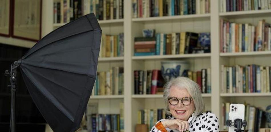 Sandra Sallin, una mujer de 80 años activa en las redes sociales, en su casa en Los Ángeles el 20 de agosto de 2021. Inspirándose a sí mismos y a otros, un número creciente de personas mayores de 70 años está incursionando en las redes sociales, acumulando tantos seguidores que se han convertido en "influencers" (Foto AP/Chris Pizzello)