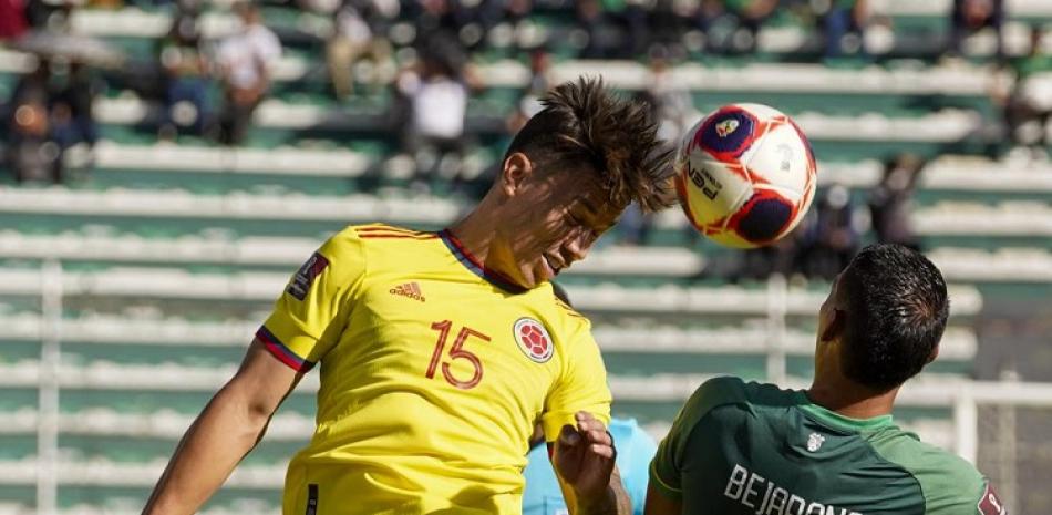 Matheus Uribe, de la selección de Colombia, disputa un centro con Diego Bejarano, de Bolivia, durante el partido de la eliminatoria mundialista.